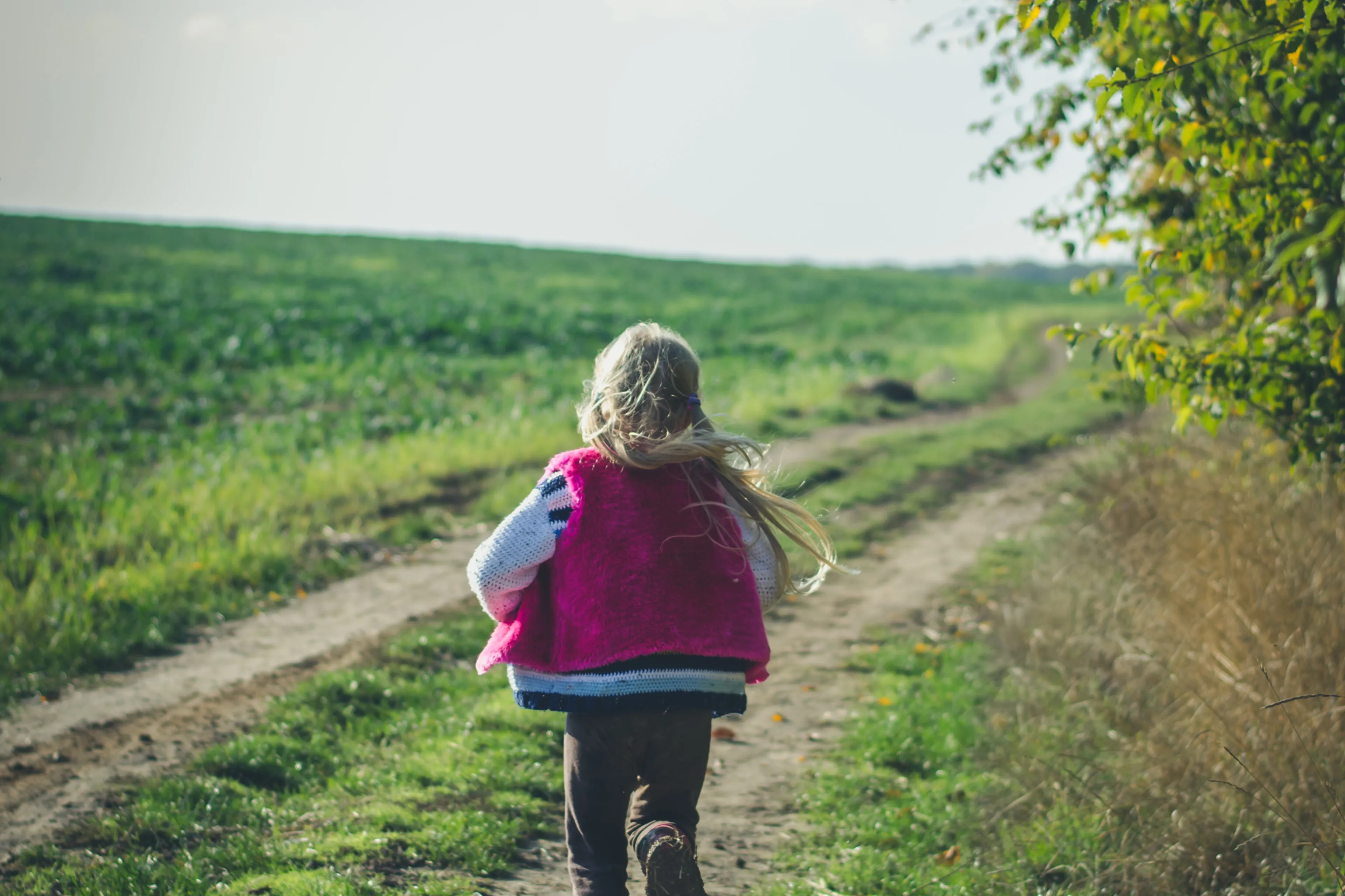 Ei jente som springer på ein grusveg